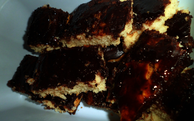 Bolo de limão com cobertura de chocolate
