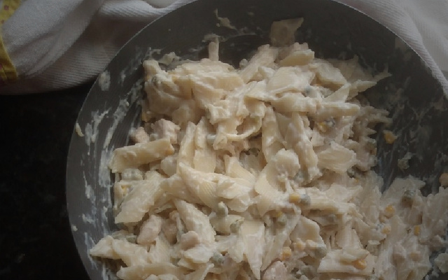 Macarrão com peito de frango ao molho branco
