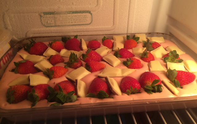 Mousse de morango com pedaços de chocolate branco