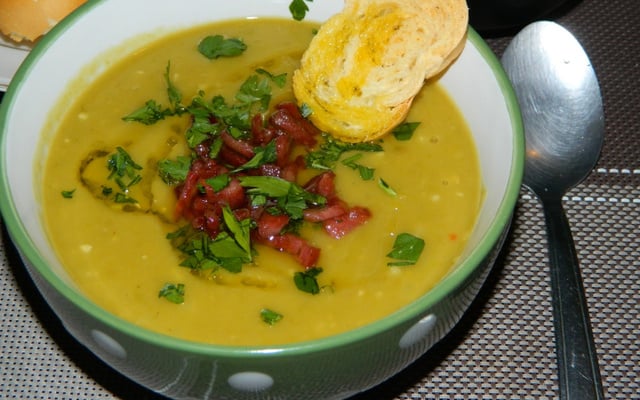 Creme de ervilha com frango desfiado