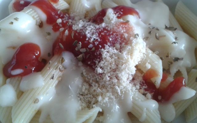 Macarrão penne com molho de queijo sabor pizza