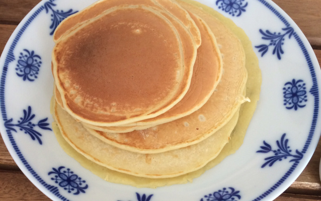Panqueca americana com calda de chocolate