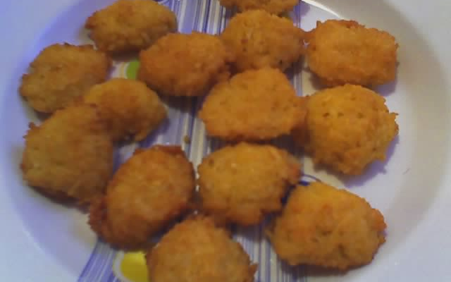 Bolinho de arroz com queijo ralado