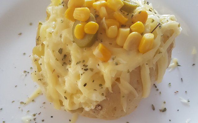 Batata assada e recheada