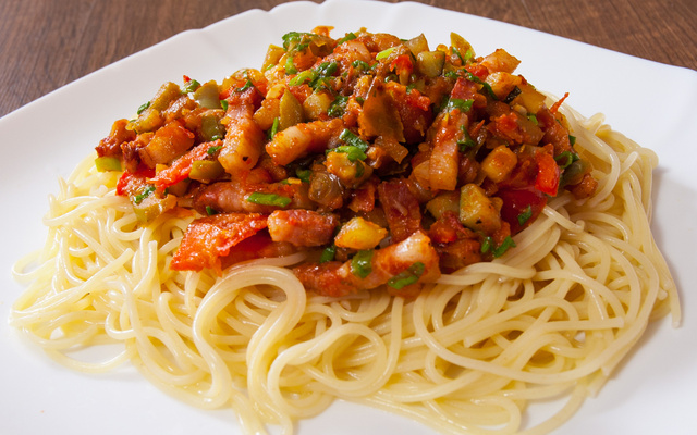Macarronada ao molho de tomate, bacon e manjericão