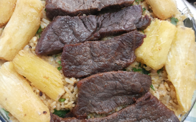 Baião de dois com carne seca e mandioca