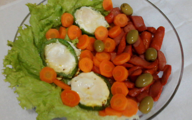 Salsicha frita com ovos (fritos no pimentão)