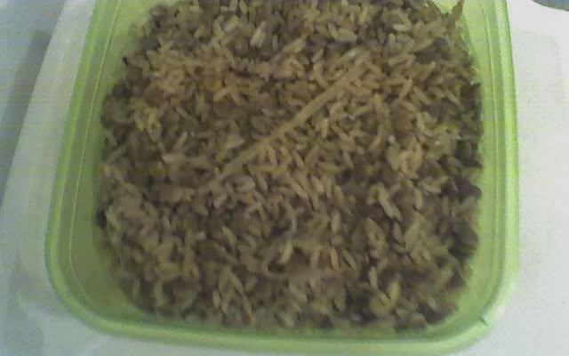 Arroz com lentilha e cebola dourada