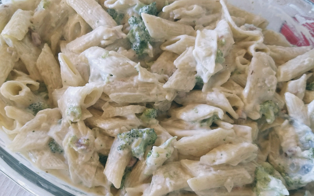 Macarrão com brócolis e creme branco