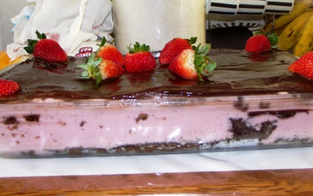 Bolo mousse de chocolate com morango