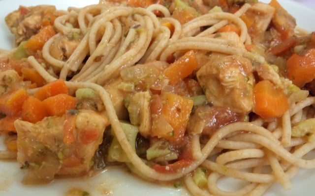 Macarrão integral ao molho de frango com legumes e biomassa de banana verde