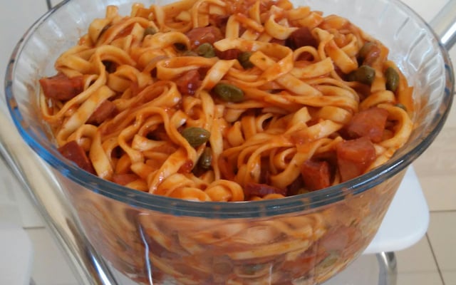 Macarrão com calabresa e alcaparras