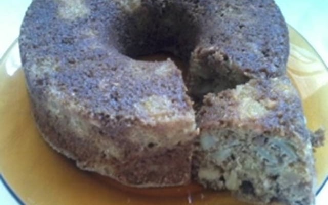 Bolo de maçã, nozes e damasco