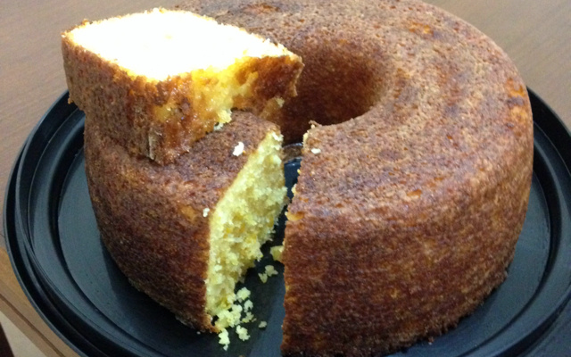 Bolo de milharina e milho verde