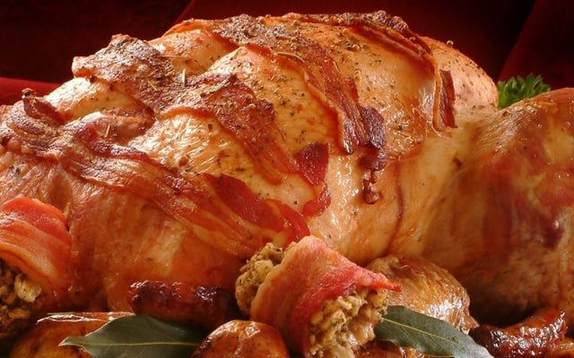 Peru com molho dourado