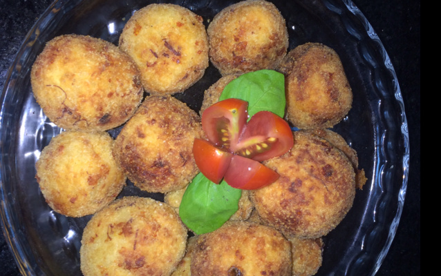 Bolinho de aipim (mandioca) recheado com carne seca