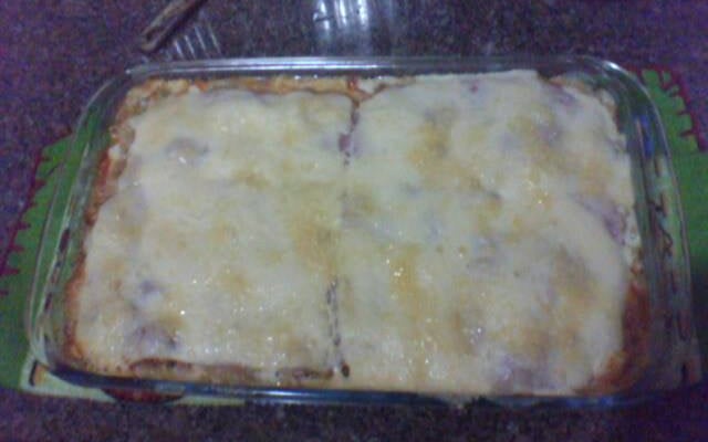 Lasanha com carne moída e molho branco