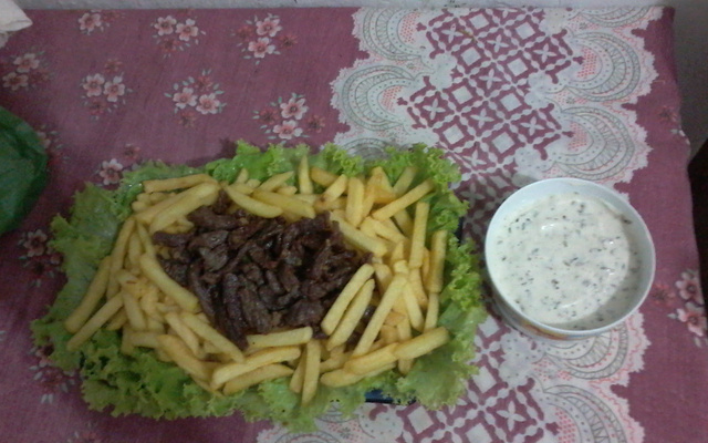 Batatas fritas com carne de sol e molho caseiro de maionese