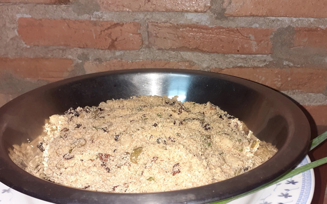 Farofa caramelizada crocante com cebola caramelizada, amêndoas e cranberries