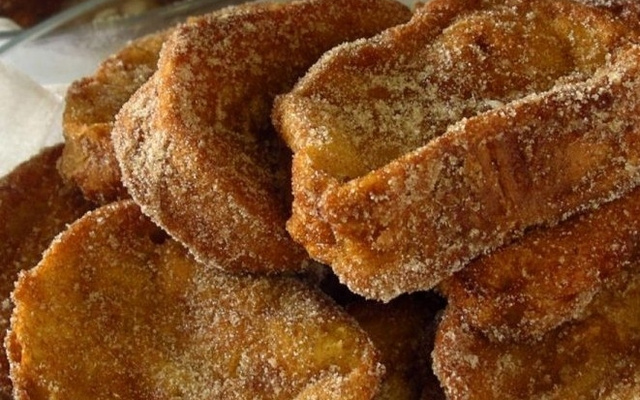 Rabanada com leite condensado e canela