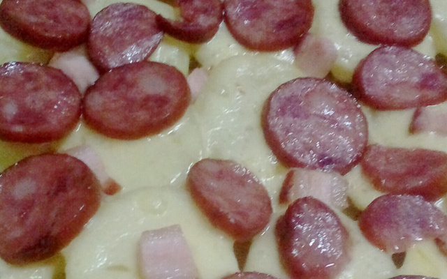 Batatas assadas ao queijo parmesão e linguiça portuguesa