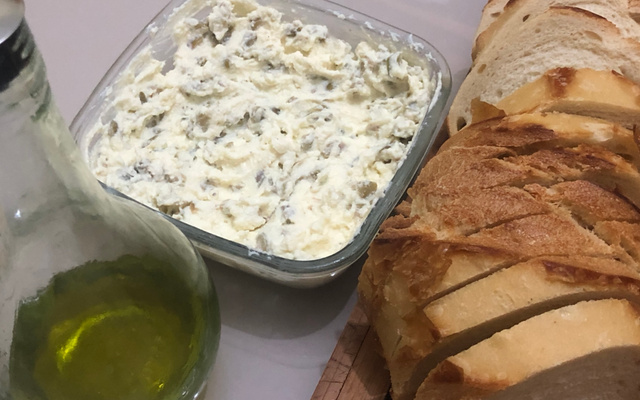 Pasta de ricota com azeitonas