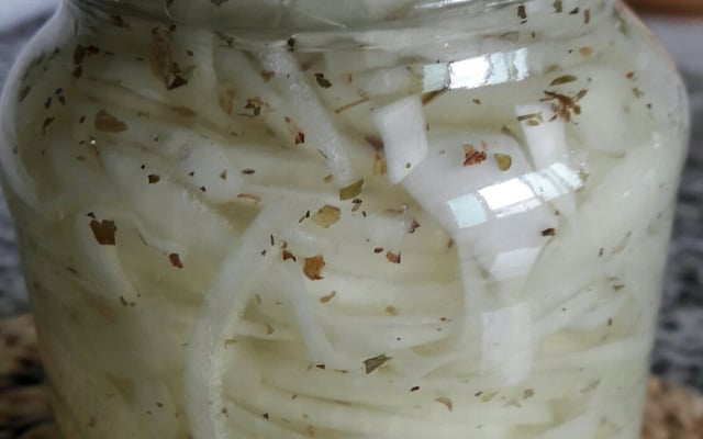 Cebola fatiada em conserva