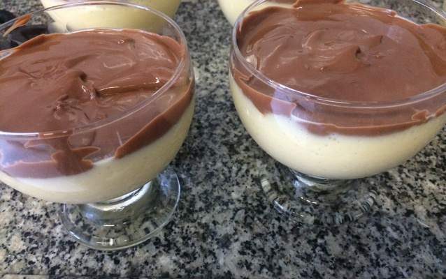 Mousse delicioso de maracujá com chocolate