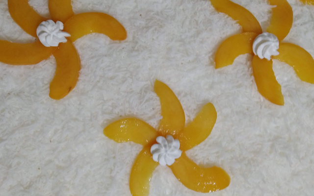 Bolo de pêssego com coco
