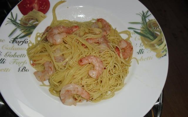Espaguete com camarão simples