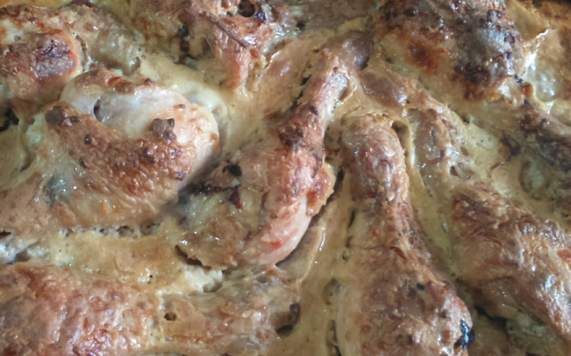 Coxa de frango ao creme de cebola