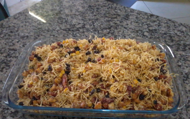 Farofa de banana com bacon em travessa com batata palha