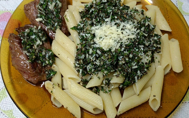 Talharim ao molho pesto e filé mignon