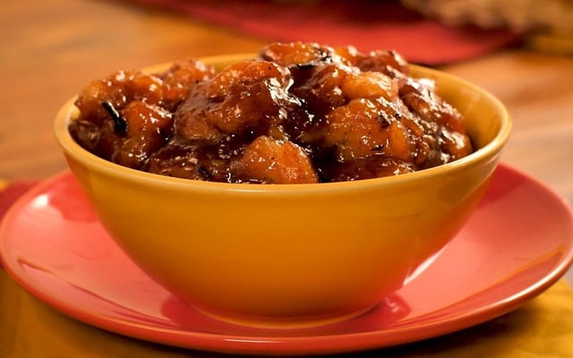 Doce de banana caseiro com pedaços da fruta na tigela