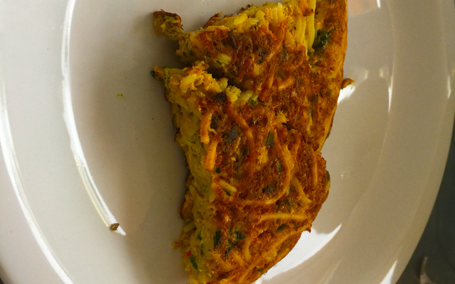 Torta de sardinha com macarrão fácil