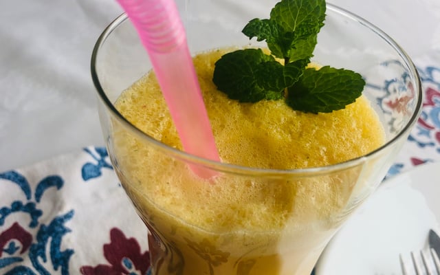 Suco de caju com hortelã