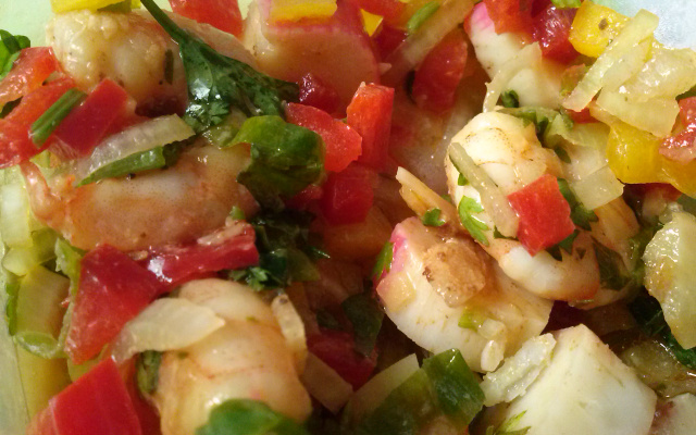 Salada de camarão com kani-mine