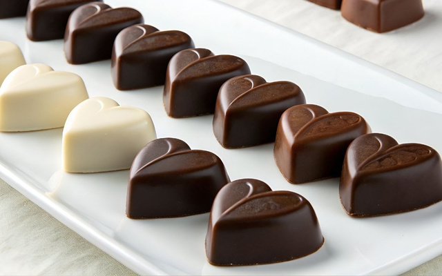 Bombons de coração de chocolate ao leite e branco modelados