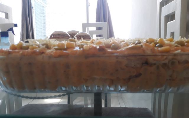 Torta de pão de forma cremosa com atum