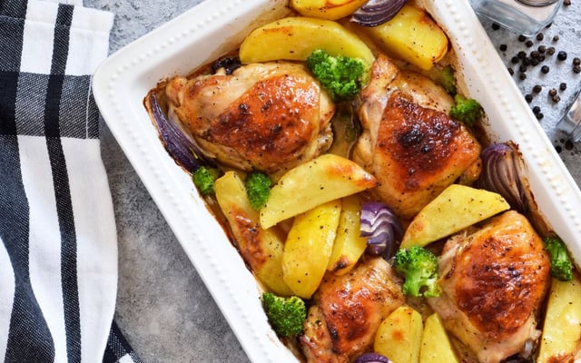 Frango assado com batatas