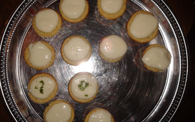 Bolinho de limão com cobertura de leite condensado