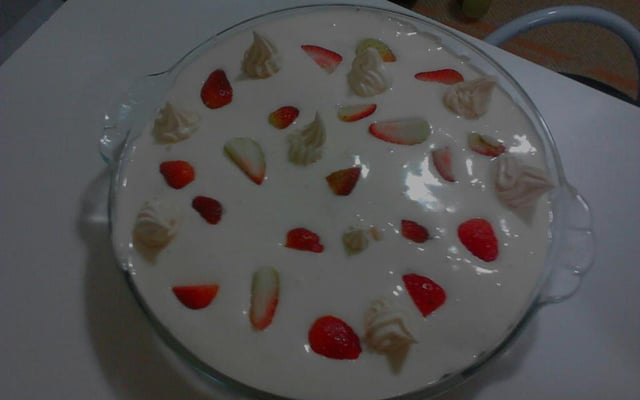 Merengue de morango com suspiro