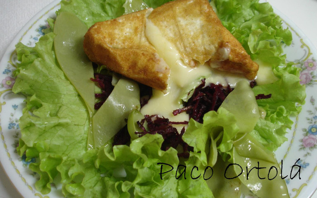 Queijo camembert com mix de folhas