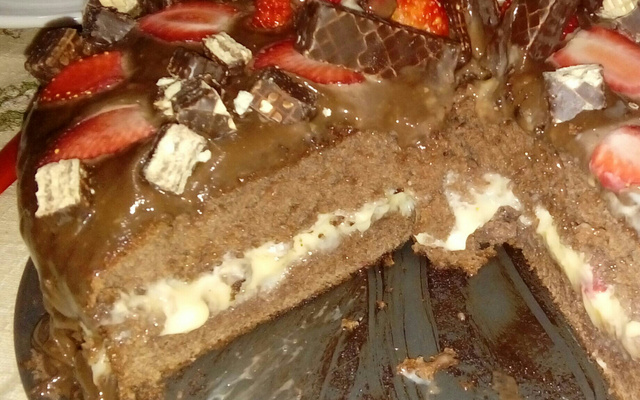 Pão de ló de chocolate com recheio e cobertura