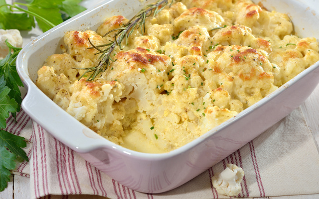 Couve-flor gratinada com molho branco e queijo