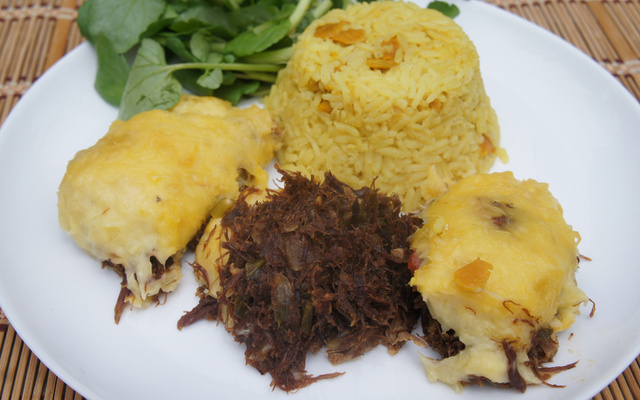 Escondidinho de mandioca com carne de sol e arroz com pequi