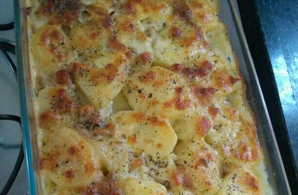 Batata gratinada com requeijão e bacon