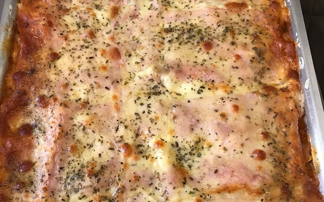 Lasanha com carne moída e molho branco