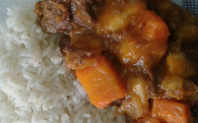 Ensopado de carne com mandioca na pressão