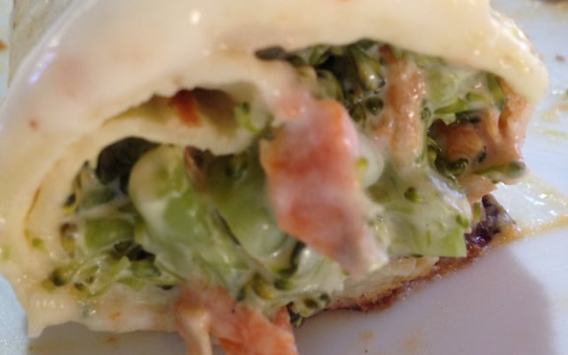 Panqueca integral de queijo com brócolis e cenoura